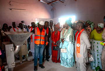La cérémonie de remise des clés du centre de transformation de karité